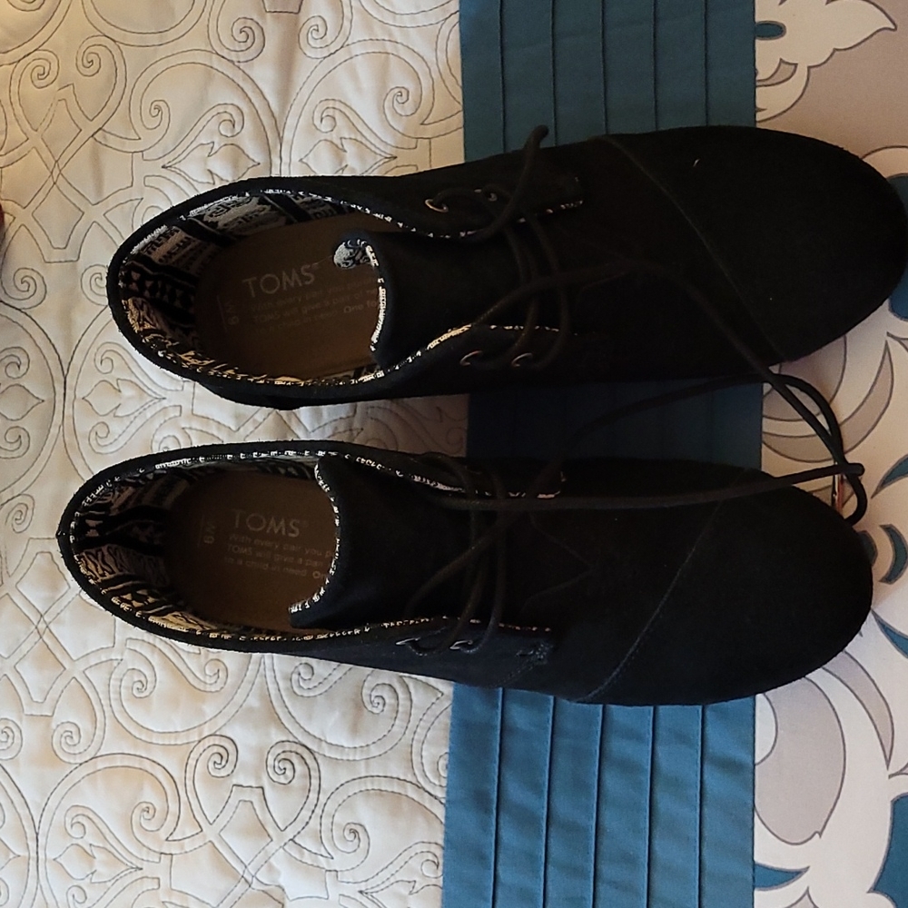 Tom's Size 9 Lace Up Booties
